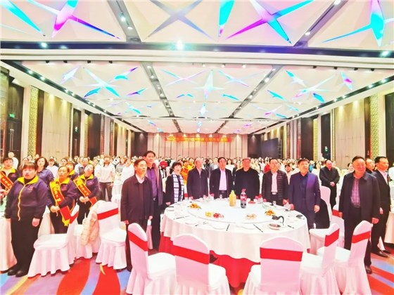 全体起立唱《中华人民共和国国歌》