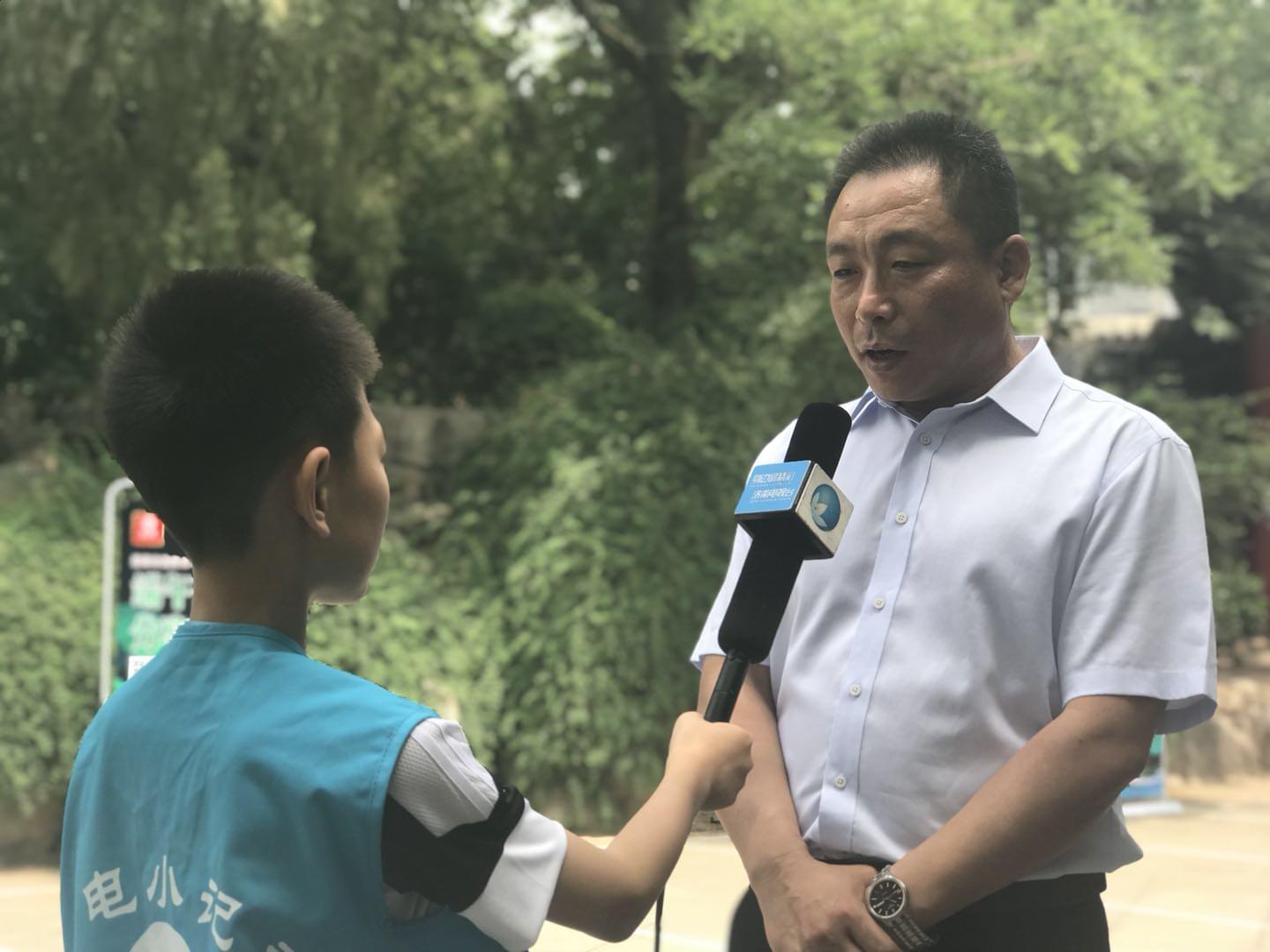 益康食品厂总经理韦玉君接受电视台小记者采访