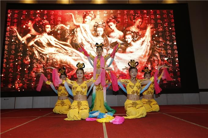 开场舞蹈《凤凰于飞》古典装扮的舞者用优美的舞姿展示了中华民族艺术如宝石般绚丽夺目