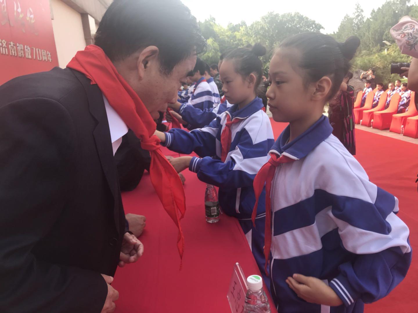 将军希望小学少先队员向益康集团董事长王忠本先生及嘉宾敬献红领巾