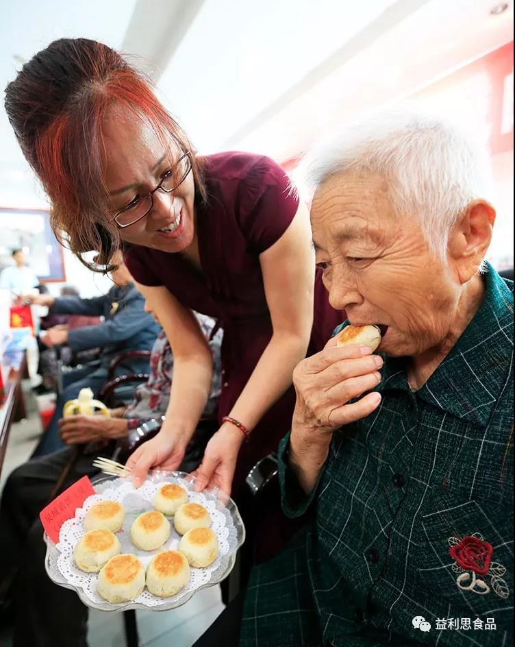 △老人们高兴地品尝美味的泉城素饼