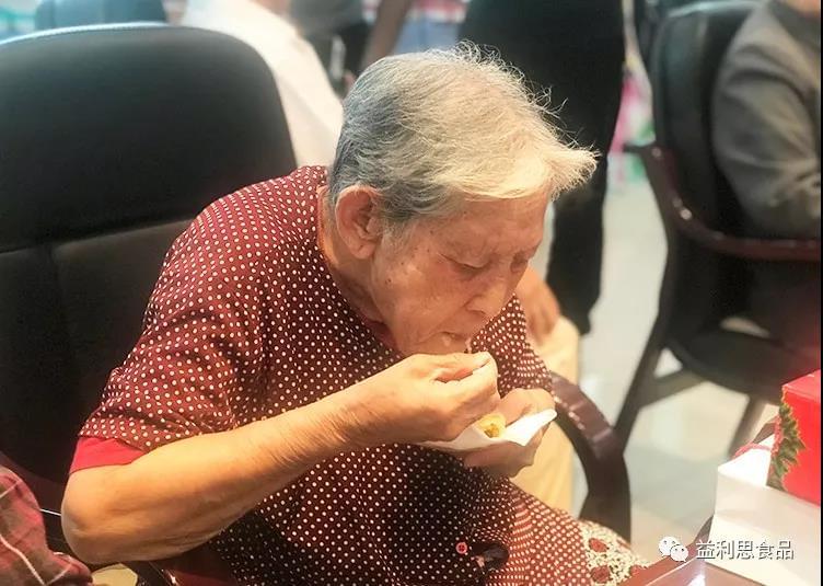 △老人们高兴地品尝美味的泉城素饼