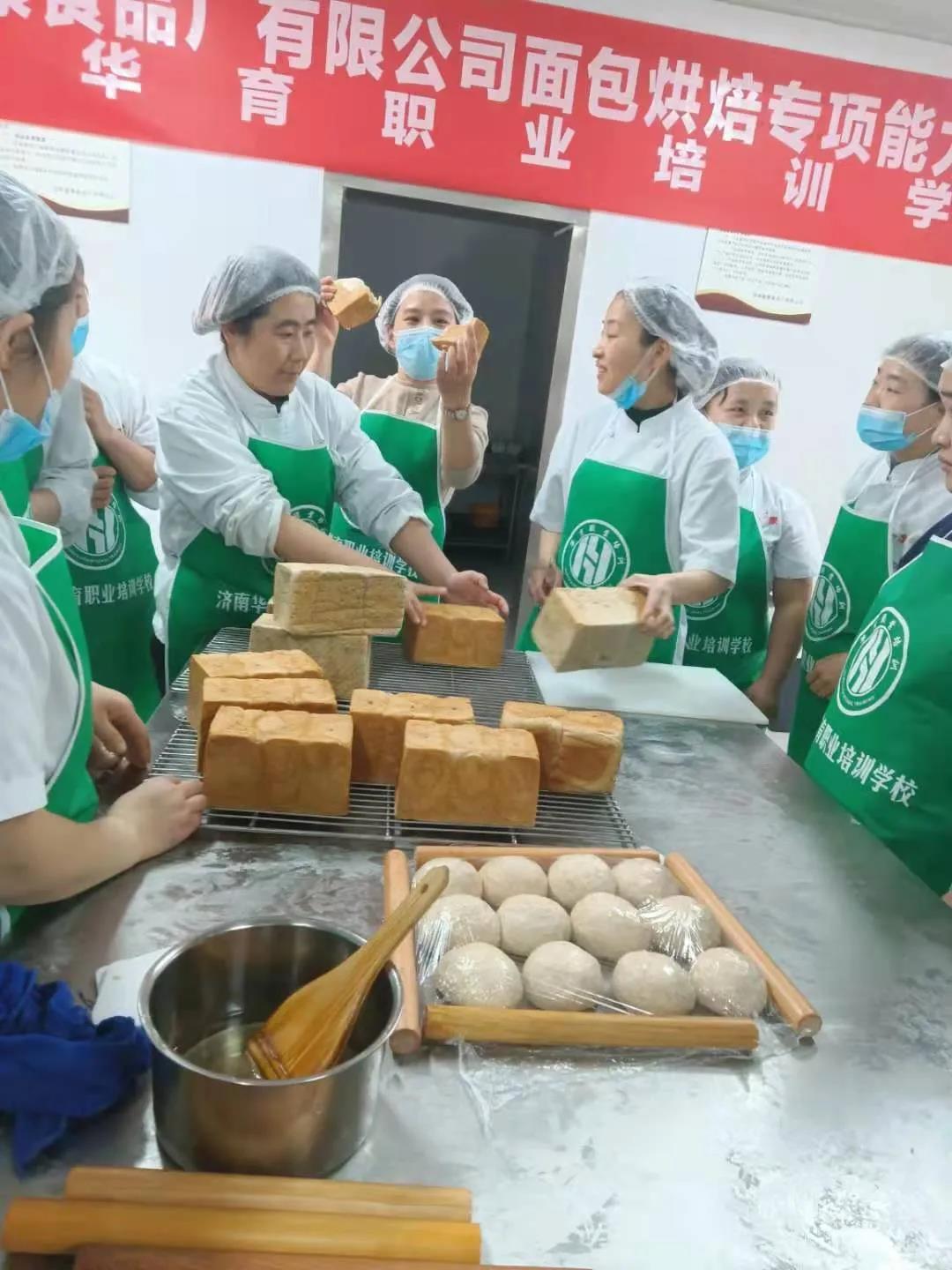 匠心制作面包出炉
