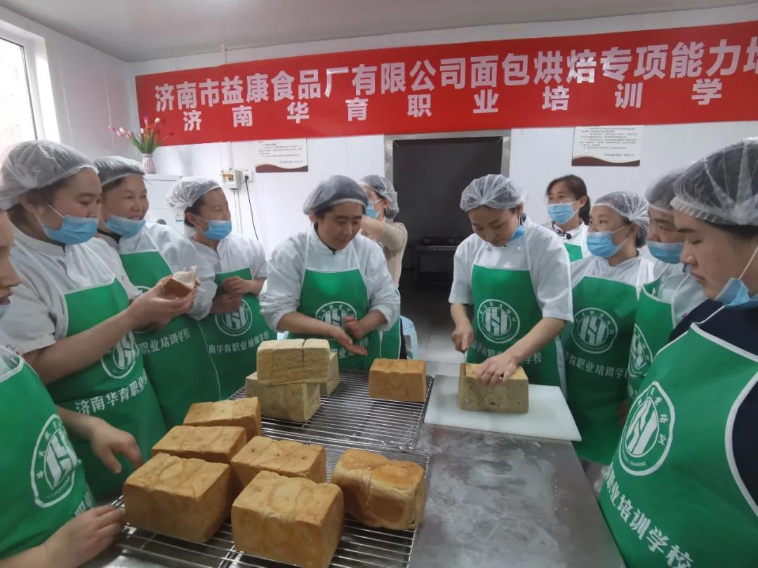 匠心制作面包出炉