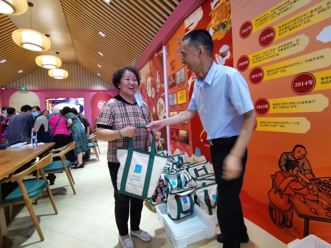 益康党委副书记孙延才现场分发福利大礼包