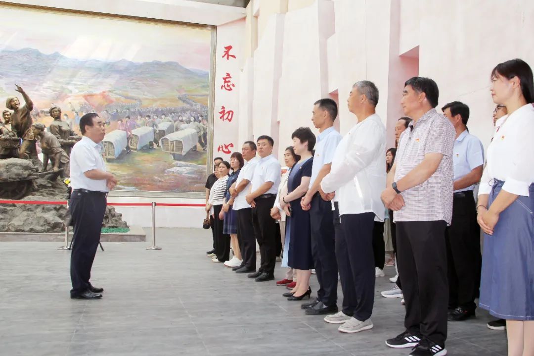济南益康总公司党委书记王忠本给益康全体党员上党课