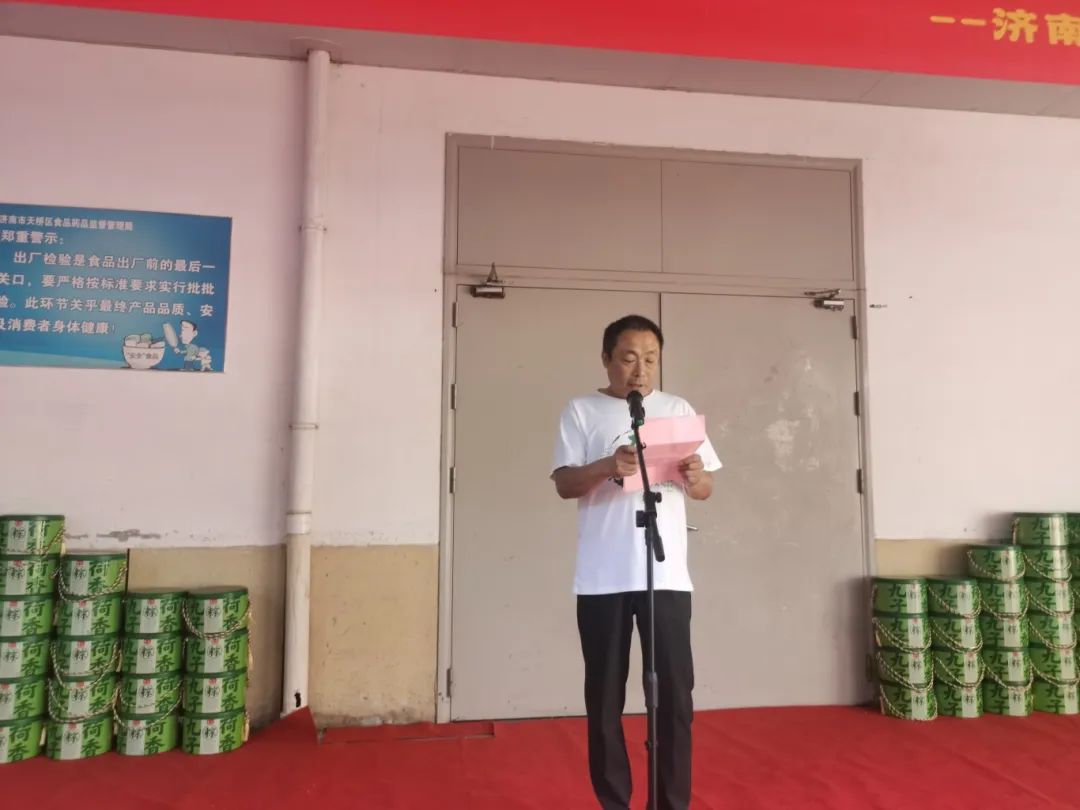 益康食品厂厂长韦玉君宣读粽子生产计划