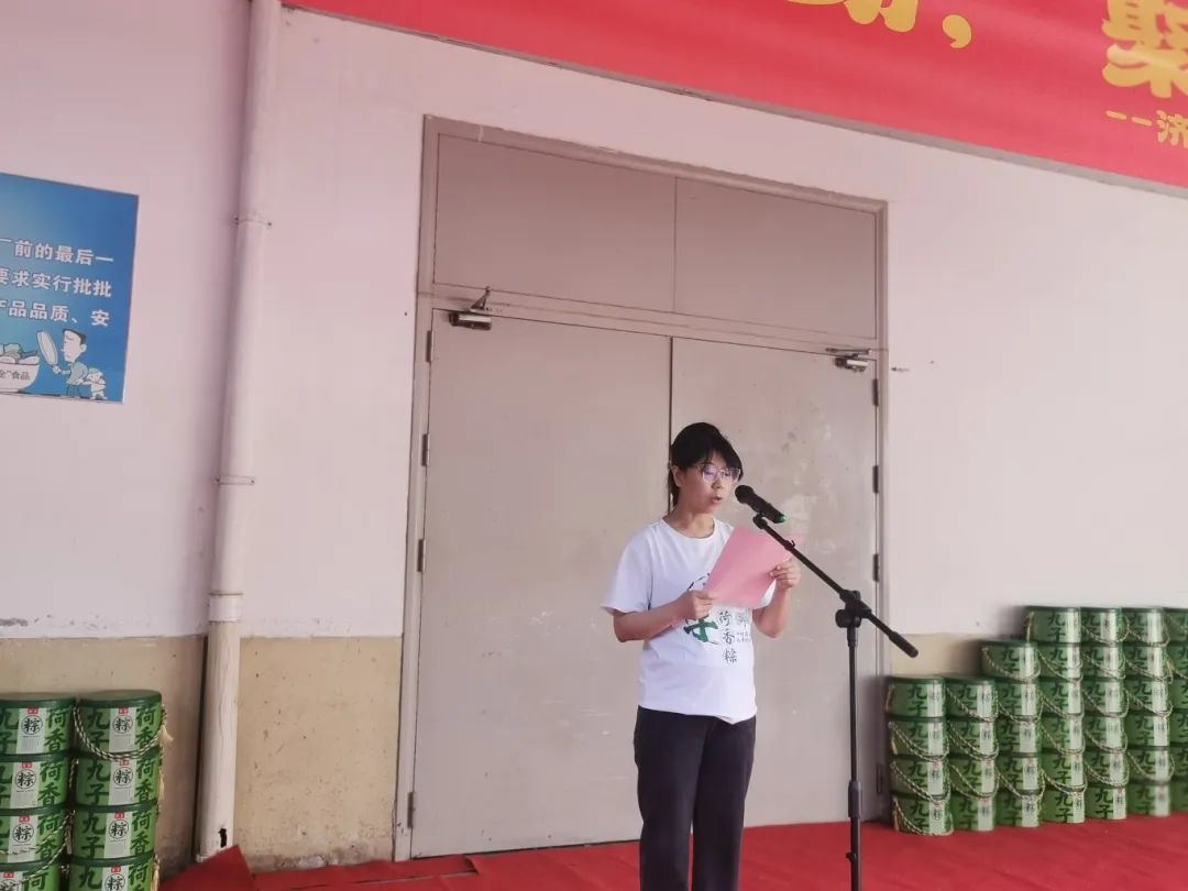 益康食品厂助理经理董世平做表态发言