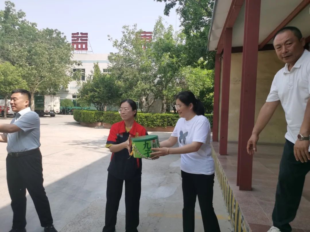 “九子荷香”粽集结装车