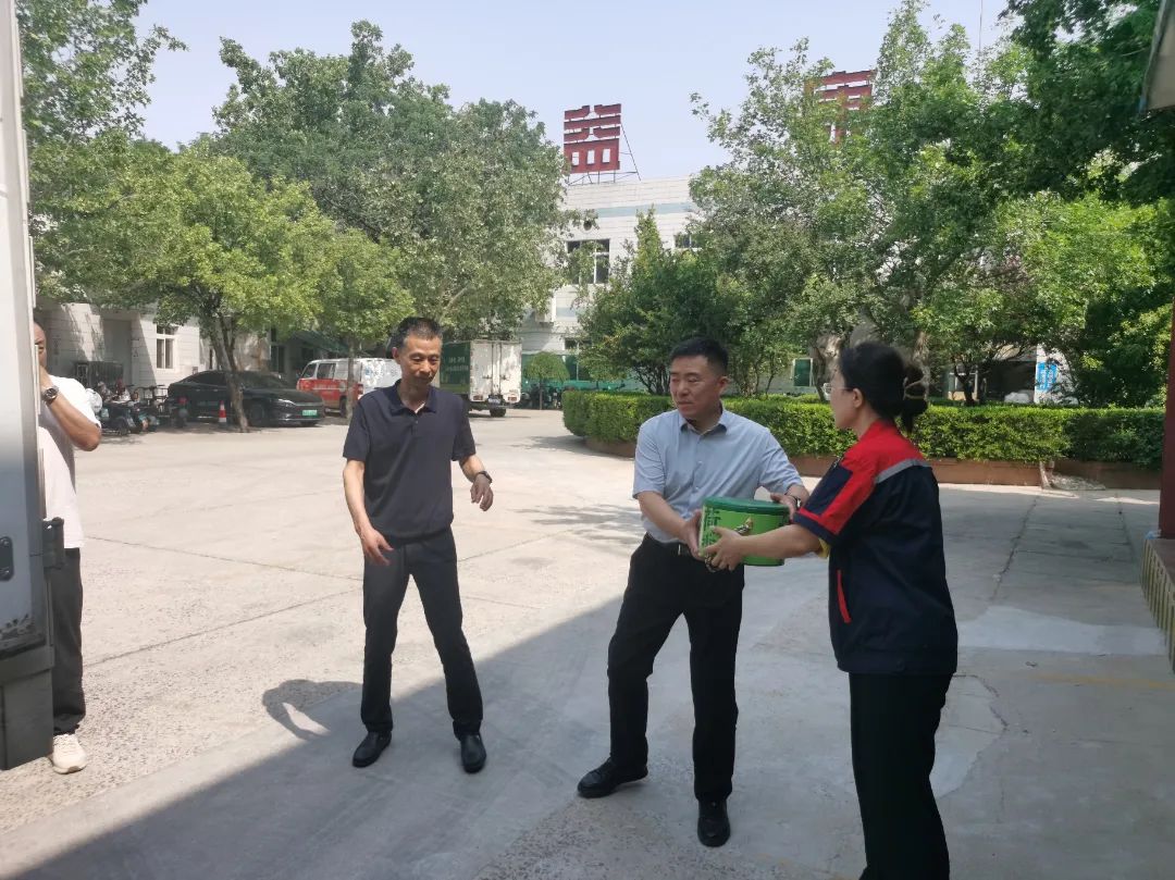 “九子荷香”粽集结装车