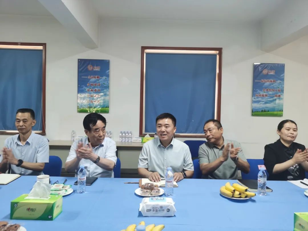 ▲益康总公司总经理何海波致欢迎词
