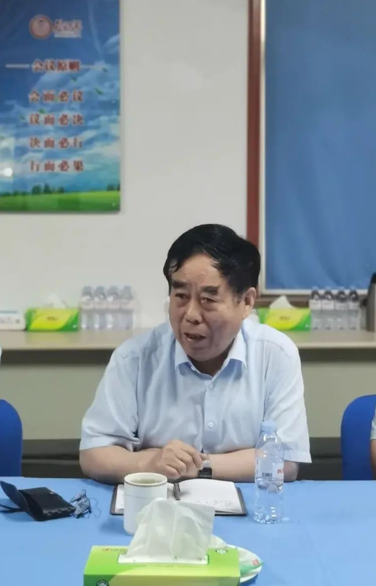 ▲益康总公司党委书记、董事长王忠本讲话