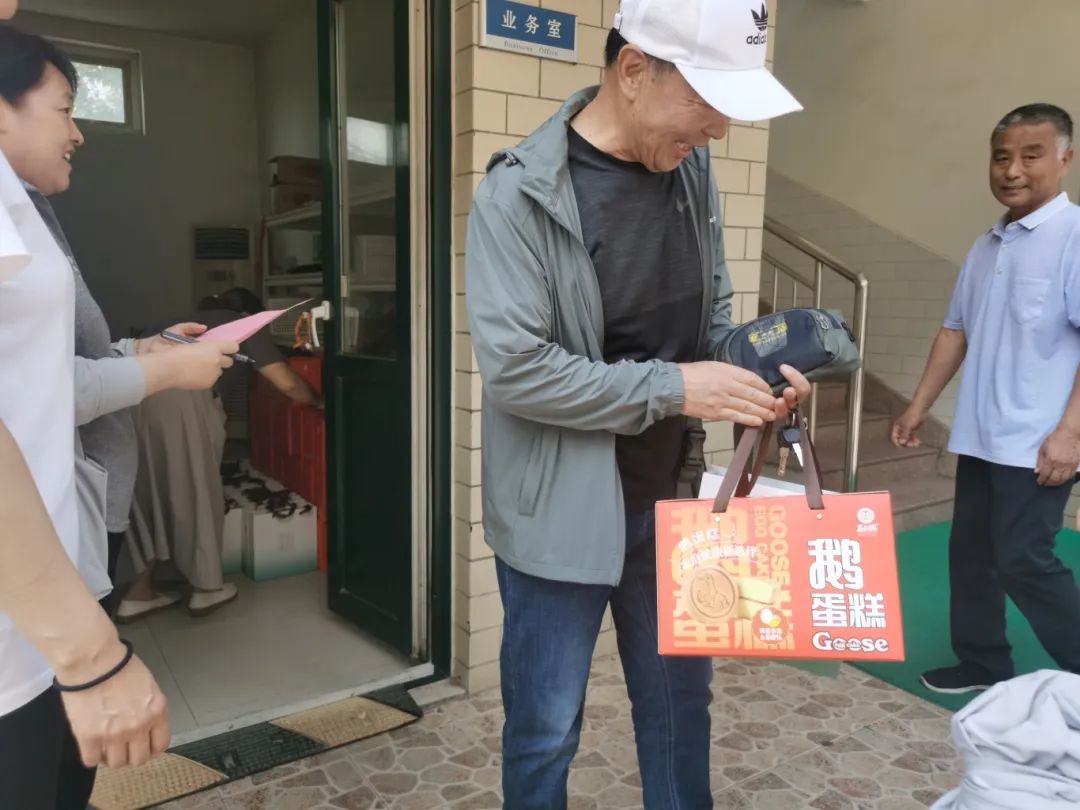 ▲为退休职工代表送上益康伴手礼
