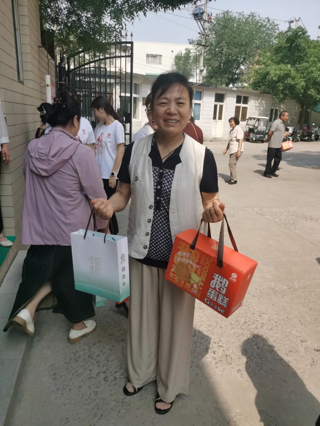 ▲手提益康伴手礼，仪式感满满