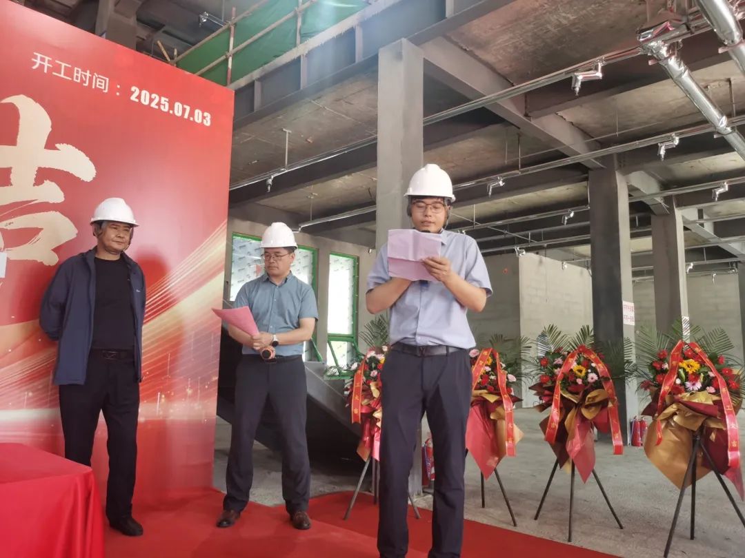 ▲施工方鼎域装饰公司项目负责人刘杰讲话