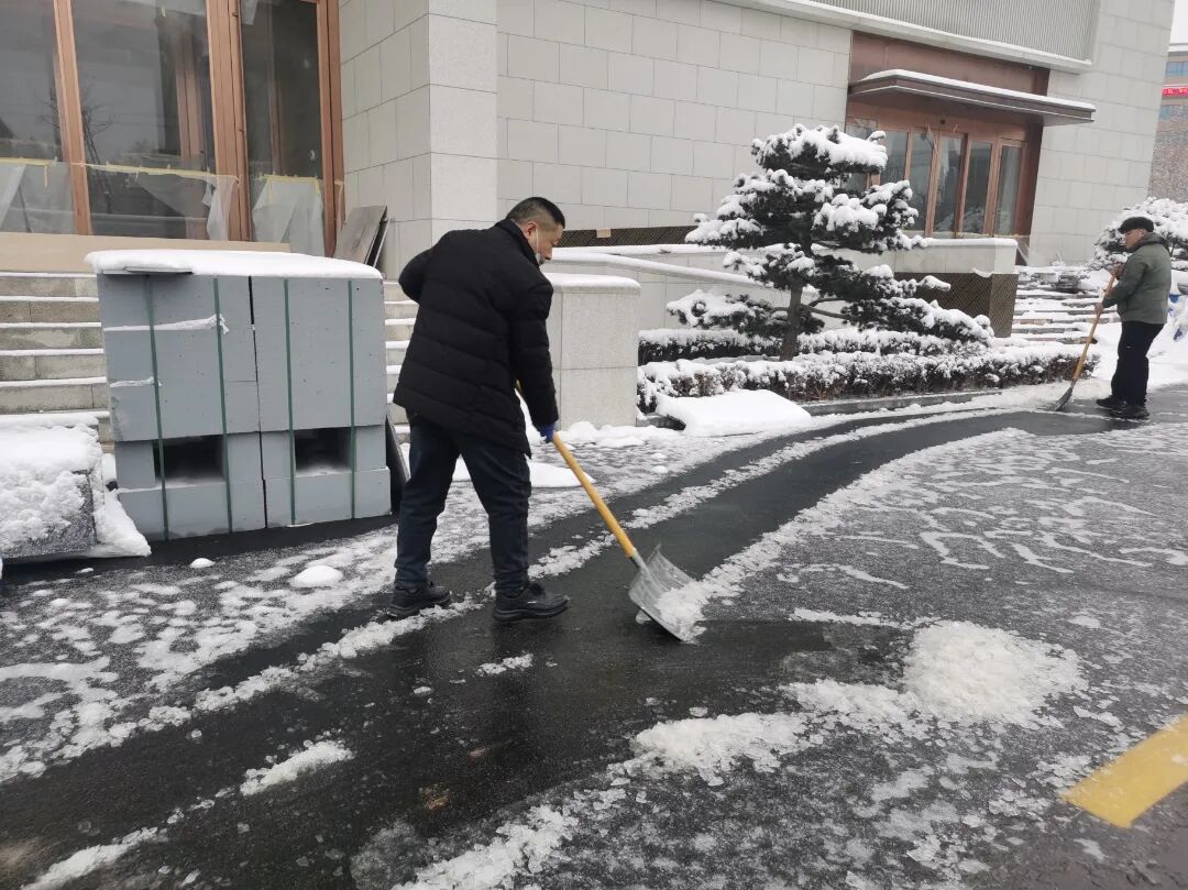 济南益康开展2025扫雪除冰活动