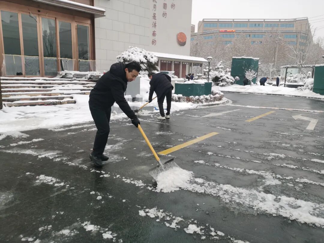 济南益康开展2025扫雪除冰活动
