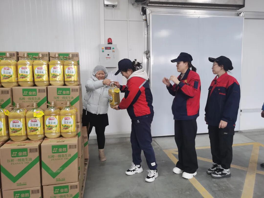 益康益利思年货发放现场