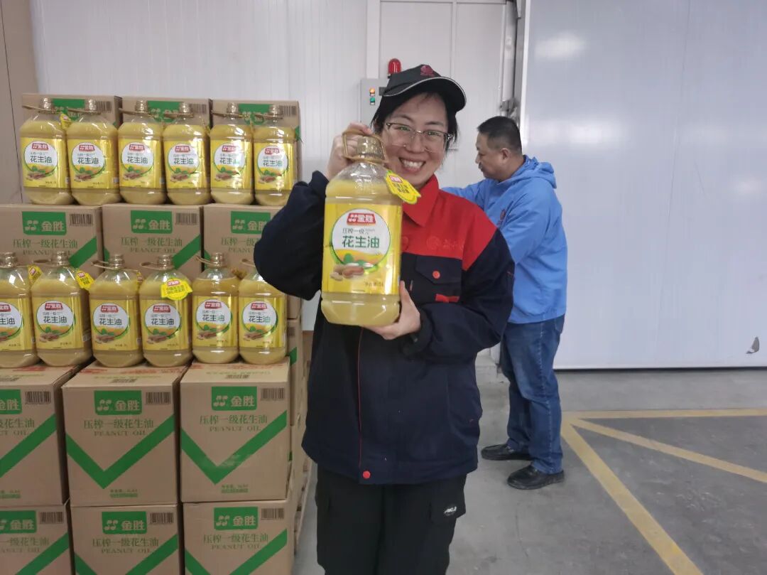 益康益利思年货发放现场
