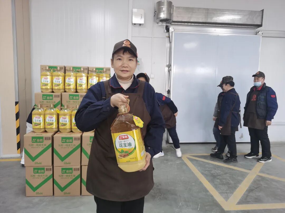益康益利思年货发放现场