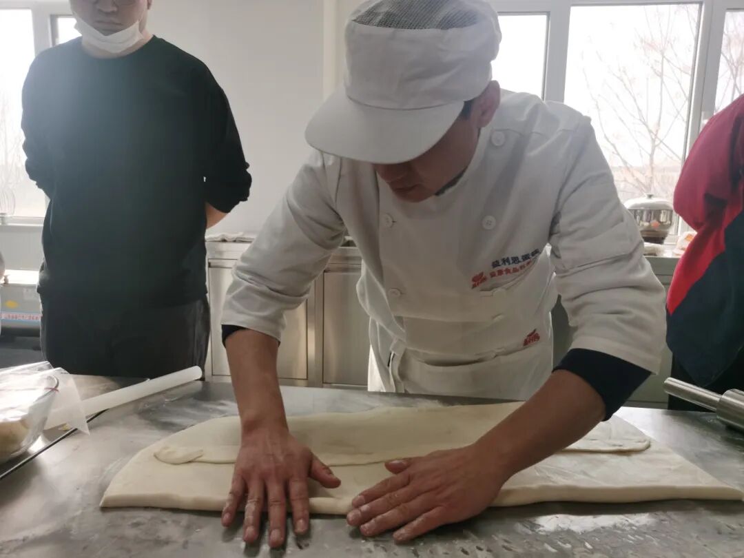 济南益康为直播团队开启实操培训课程当主播站在镜头前推介一款糕点时,如果连糕点的面团都没有触摸过,如何能讲解出有温度的故事?近日,济南市益康食品厂有限公司为本单位直播电商团队量身打造了一场“沉浸式”糕点实操培训,将课堂搬进产品研发室,让主播们脱下麦克风,从面团揉制、包馅、烤制,全过程体验经典中式糕点的诞生过程。益康益利思实操培训糕点制作实操培训 培训伊始,主播们面对操作台还有些生疏,在产品研发主任手把手的指导下,大家很快找到了感觉,反复练习包酥、包馅手法,体会每一款产品背后的功夫。益康益利思实操培训益康益利思实操培训益康益利思实操培训益康益利思实操培训益康益利思实操培训益康益利思实操培训益康益利思实操培训益康益利思实操培训益康益利思实操培训益康益利思实操培训益康益利思实操培训益康益利思实操培训益康益利思实操培训益康益利思实操培训 济南益康为直播团队开启实操培训课程当主播站在镜头前推介一款糕点时,如果连糕点的面团都没有触摸过,如何能讲解出有温度的故事?近日,济南市益康食品厂有限公司为本单位直播电商团队量身打造了一场“沉浸式”糕点实操培训,将课堂搬进产品研发室,让主播们脱下麦克风,从面团揉制、包馅、烤制,全过程体验经典中式糕点的诞生过程。益康益利思实操培训糕点制作实操培训 培训伊始,主播们面对操作台还有些生疏,在产品研发主任手把手的指导下,大家很快找到了感觉,反复练习包酥、包馅手法,体会每一款产品背后的功夫。益康益利思实操培训益康益利思实操培训益康益利思实操培训益康益利思实操培训益康益利思实操培训益康益利思实操培训益康益利思实操培训益康益利思实操培训益康益利思实操培训益康益利思实操培训益康益利思实操培训益康益利思实操培训益康益利思实操培训益康益利思实操培训