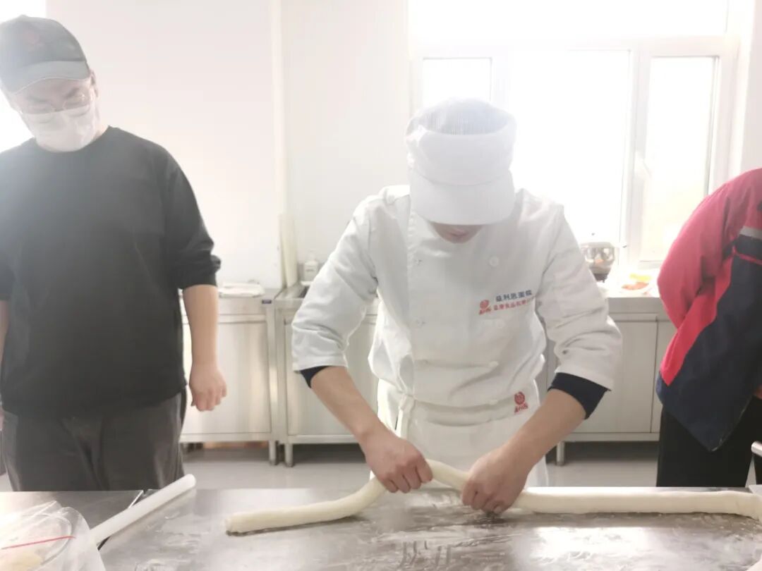 济南益康为直播团队开启实操培训课程当主播站在镜头前推介一款糕点时,如果连糕点的面团都没有触摸过,如何能讲解出有温度的故事?近日,济南市益康食品厂有限公司为本单位直播电商团队量身打造了一场“沉浸式”糕点实操培训,将课堂搬进产品研发室,让主播们脱下麦克风,从面团揉制、包馅、烤制,全过程体验经典中式糕点的诞生过程。益康益利思实操培训糕点制作实操培训 培训伊始,主播们面对操作台还有些生疏,在产品研发主任手把手的指导下,大家很快找到了感觉,反复练习包酥、包馅手法,体会每一款产品背后的功夫。益康益利思实操培训益康益利思实操培训益康益利思实操培训益康益利思实操培训益康益利思实操培训益康益利思实操培训益康益利思实操培训益康益利思实操培训益康益利思实操培训益康益利思实操培训益康益利思实操培训益康益利思实操培训益康益利思实操培训益康益利思实操培训 济南益康为直播团队开启实操培训课程当主播站在镜头前推介一款糕点时,如果连糕点的面团都没有触摸过,如何能讲解出有温度的故事?近日,济南市益康食品厂有限公司为本单位直播电商团队量身打造了一场“沉浸式”糕点实操培训,将课堂搬进产品研发室,让主播们脱下麦克风,从面团揉制、包馅、烤制,全过程体验经典中式糕点的诞生过程。益康益利思实操培训糕点制作实操培训 培训伊始,主播们面对操作台还有些生疏,在产品研发主任手把手的指导下,大家很快找到了感觉,反复练习包酥、包馅手法,体会每一款产品背后的功夫。益康益利思实操培训益康益利思实操培训益康益利思实操培训益康益利思实操培训益康益利思实操培训益康益利思实操培训益康益利思实操培训益康益利思实操培训益康益利思实操培训益康益利思实操培训益康益利思实操培训益康益利思实操培训益康益利思实操培训益康益利思实操培训