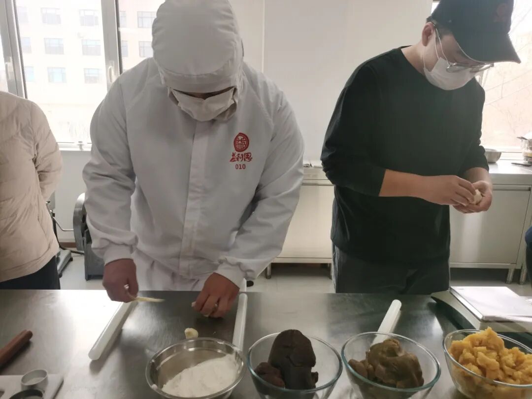 济南益康为直播团队开启实操培训课程当主播站在镜头前推介一款糕点时,如果连糕点的面团都没有触摸过,如何能讲解出有温度的故事?近日,济南市益康食品厂有限公司为本单位直播电商团队量身打造了一场“沉浸式”糕点实操培训,将课堂搬进产品研发室,让主播们脱下麦克风,从面团揉制、包馅、烤制,全过程体验经典中式糕点的诞生过程。益康益利思实操培训糕点制作实操培训 培训伊始,主播们面对操作台还有些生疏,在产品研发主任手把手的指导下,大家很快找到了感觉,反复练习包酥、包馅手法,体会每一款产品背后的功夫。益康益利思实操培训益康益利思实操培训益康益利思实操培训益康益利思实操培训益康益利思实操培训益康益利思实操培训益康益利思实操培训益康益利思实操培训益康益利思实操培训益康益利思实操培训益康益利思实操培训益康益利思实操培训益康益利思实操培训益康益利思实操培训 济南益康为直播团队开启实操培训课程当主播站在镜头前推介一款糕点时,如果连糕点的面团都没有触摸过,如何能讲解出有温度的故事?近日,济南市益康食品厂有限公司为本单位直播电商团队量身打造了一场“沉浸式”糕点实操培训,将课堂搬进产品研发室,让主播们脱下麦克风,从面团揉制、包馅、烤制,全过程体验经典中式糕点的诞生过程。益康益利思实操培训糕点制作实操培训 培训伊始,主播们面对操作台还有些生疏,在产品研发主任手把手的指导下,大家很快找到了感觉,反复练习包酥、包馅手法,体会每一款产品背后的功夫。益康益利思实操培训益康益利思实操培训益康益利思实操培训益康益利思实操培训益康益利思实操培训益康益利思实操培训益康益利思实操培训益康益利思实操培训益康益利思实操培训益康益利思实操培训益康益利思实操培训益康益利思实操培训益康益利思实操培训益康益利思实操培训