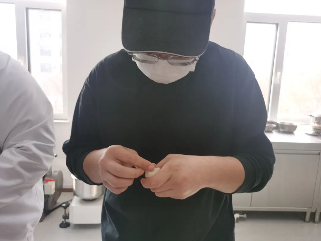 济南益康为直播团队开启实操培训课程当主播站在镜头前推介一款糕点时,如果连糕点的面团都没有触摸过,如何能讲解出有温度的故事?近日,济南市益康食品厂有限公司为本单位直播电商团队量身打造了一场“沉浸式”糕点实操培训,将课堂搬进产品研发室,让主播们脱下麦克风,从面团揉制、包馅、烤制,全过程体验经典中式糕点的诞生过程。益康益利思实操培训糕点制作实操培训 培训伊始,主播们面对操作台还有些生疏,在产品研发主任手把手的指导下,大家很快找到了感觉,反复练习包酥、包馅手法,体会每一款产品背后的功夫。益康益利思实操培训益康益利思实操培训益康益利思实操培训益康益利思实操培训益康益利思实操培训益康益利思实操培训益康益利思实操培训益康益利思实操培训益康益利思实操培训益康益利思实操培训益康益利思实操培训益康益利思实操培训益康益利思实操培训益康益利思实操培训 济南益康为直播团队开启实操培训课程当主播站在镜头前推介一款糕点时,如果连糕点的面团都没有触摸过,如何能讲解出有温度的故事?近日,济南市益康食品厂有限公司为本单位直播电商团队量身打造了一场“沉浸式”糕点实操培训,将课堂搬进产品研发室,让主播们脱下麦克风,从面团揉制、包馅、烤制,全过程体验经典中式糕点的诞生过程。益康益利思实操培训糕点制作实操培训 培训伊始,主播们面对操作台还有些生疏,在产品研发主任手把手的指导下,大家很快找到了感觉,反复练习包酥、包馅手法,体会每一款产品背后的功夫。益康益利思实操培训益康益利思实操培训益康益利思实操培训益康益利思实操培训益康益利思实操培训益康益利思实操培训益康益利思实操培训益康益利思实操培训益康益利思实操培训益康益利思实操培训益康益利思实操培训益康益利思实操培训益康益利思实操培训益康益利思实操培训