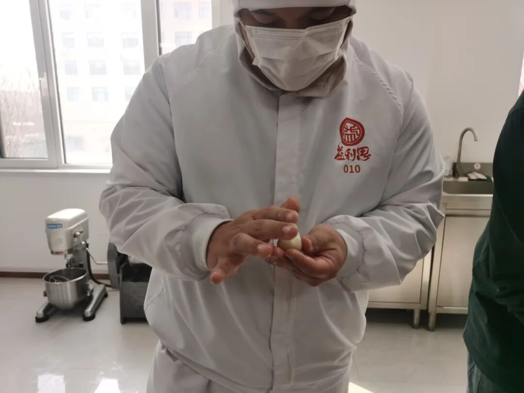 济南益康为直播团队开启实操培训课程当主播站在镜头前推介一款糕点时,如果连糕点的面团都没有触摸过,如何能讲解出有温度的故事?近日,济南市益康食品厂有限公司为本单位直播电商团队量身打造了一场“沉浸式”糕点实操培训,将课堂搬进产品研发室,让主播们脱下麦克风,从面团揉制、包馅、烤制,全过程体验经典中式糕点的诞生过程。益康益利思实操培训糕点制作实操培训 培训伊始,主播们面对操作台还有些生疏,在产品研发主任手把手的指导下,大家很快找到了感觉,反复练习包酥、包馅手法,体会每一款产品背后的功夫。益康益利思实操培训益康益利思实操培训益康益利思实操培训益康益利思实操培训益康益利思实操培训益康益利思实操培训益康益利思实操培训益康益利思实操培训益康益利思实操培训益康益利思实操培训益康益利思实操培训益康益利思实操培训益康益利思实操培训益康益利思实操培训 济南益康为直播团队开启实操培训课程当主播站在镜头前推介一款糕点时,如果连糕点的面团都没有触摸过,如何能讲解出有温度的故事?近日,济南市益康食品厂有限公司为本单位直播电商团队量身打造了一场“沉浸式”糕点实操培训,将课堂搬进产品研发室,让主播们脱下麦克风,从面团揉制、包馅、烤制,全过程体验经典中式糕点的诞生过程。益康益利思实操培训糕点制作实操培训 培训伊始,主播们面对操作台还有些生疏,在产品研发主任手把手的指导下,大家很快找到了感觉,反复练习包酥、包馅手法,体会每一款产品背后的功夫。益康益利思实操培训益康益利思实操培训益康益利思实操培训益康益利思实操培训益康益利思实操培训益康益利思实操培训益康益利思实操培训益康益利思实操培训益康益利思实操培训益康益利思实操培训益康益利思实操培训益康益利思实操培训益康益利思实操培训益康益利思实操培训