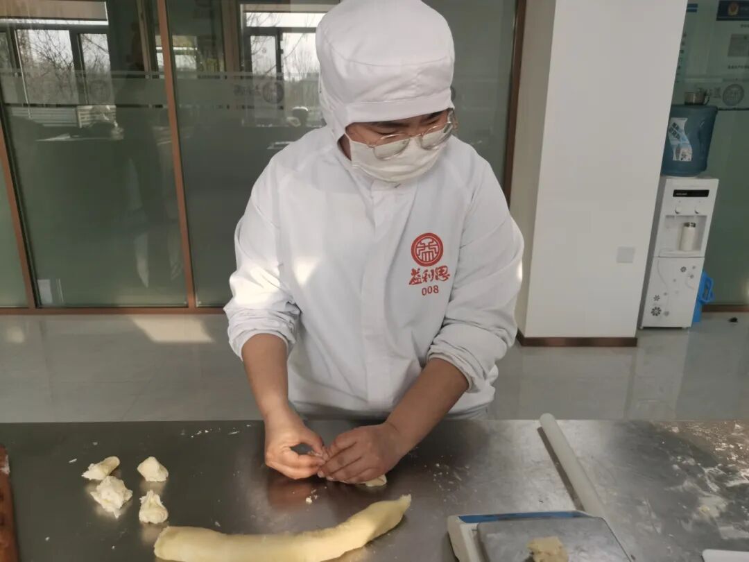 济南益康为直播团队开启实操培训课程当主播站在镜头前推介一款糕点时,如果连糕点的面团都没有触摸过,如何能讲解出有温度的故事?近日,济南市益康食品厂有限公司为本单位直播电商团队量身打造了一场“沉浸式”糕点实操培训,将课堂搬进产品研发室,让主播们脱下麦克风,从面团揉制、包馅、烤制,全过程体验经典中式糕点的诞生过程。益康益利思实操培训糕点制作实操培训 培训伊始,主播们面对操作台还有些生疏,在产品研发主任手把手的指导下,大家很快找到了感觉,反复练习包酥、包馅手法,体会每一款产品背后的功夫。益康益利思实操培训益康益利思实操培训益康益利思实操培训益康益利思实操培训益康益利思实操培训益康益利思实操培训益康益利思实操培训益康益利思实操培训益康益利思实操培训益康益利思实操培训益康益利思实操培训益康益利思实操培训益康益利思实操培训益康益利思实操培训 济南益康为直播团队开启实操培训课程当主播站在镜头前推介一款糕点时,如果连糕点的面团都没有触摸过,如何能讲解出有温度的故事?近日,济南市益康食品厂有限公司为本单位直播电商团队量身打造了一场“沉浸式”糕点实操培训,将课堂搬进产品研发室,让主播们脱下麦克风,从面团揉制、包馅、烤制,全过程体验经典中式糕点的诞生过程。益康益利思实操培训糕点制作实操培训 培训伊始,主播们面对操作台还有些生疏,在产品研发主任手把手的指导下,大家很快找到了感觉,反复练习包酥、包馅手法,体会每一款产品背后的功夫。益康益利思实操培训益康益利思实操培训益康益利思实操培训益康益利思实操培训益康益利思实操培训益康益利思实操培训益康益利思实操培训益康益利思实操培训益康益利思实操培训益康益利思实操培训益康益利思实操培训益康益利思实操培训益康益利思实操培训益康益利思实操培训