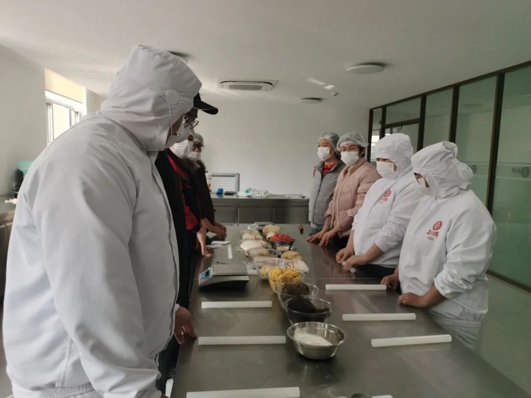 济南益康为直播团队开启实操培训课程当主播站在镜头前推介一款糕点时,如果连糕点的面团都没有触摸过,如何能讲解出有温度的故事?近日,济南市益康食品厂有限公司为本单位直播电商团队量身打造了一场“沉浸式”糕点实操培训,将课堂搬进产品研发室,让主播们脱下麦克风,从面团揉制、包馅、烤制,全过程体验经典中式糕点的诞生过程。益康益利思实操培训糕点制作实操培训 培训伊始,主播们面对操作台还有些生疏,在产品研发主任手把手的指导下,大家很快找到了感觉,反复练习包酥、包馅手法,体会每一款产品背后的功夫。益康益利思实操培训益康益利思实操培训益康益利思实操培训益康益利思实操培训益康益利思实操培训益康益利思实操培训益康益利思实操培训益康益利思实操培训益康益利思实操培训益康益利思实操培训益康益利思实操培训益康益利思实操培训益康益利思实操培训益康益利思实操培训 济南益康为直播团队开启实操培训课程当主播站在镜头前推介一款糕点时,如果连糕点的面团都没有触摸过,如何能讲解出有温度的故事?近日,济南市益康食品厂有限公司为本单位直播电商团队量身打造了一场“沉浸式”糕点实操培训,将课堂搬进产品研发室,让主播们脱下麦克风,从面团揉制、包馅、烤制,全过程体验经典中式糕点的诞生过程。益康益利思实操培训糕点制作实操培训 培训伊始,主播们面对操作台还有些生疏,在产品研发主任手把手的指导下,大家很快找到了感觉,反复练习包酥、包馅手法,体会每一款产品背后的功夫。益康益利思实操培训益康益利思实操培训益康益利思实操培训益康益利思实操培训益康益利思实操培训益康益利思实操培训益康益利思实操培训益康益利思实操培训益康益利思实操培训益康益利思实操培训益康益利思实操培训益康益利思实操培训益康益利思实操培训益康益利思实操培训