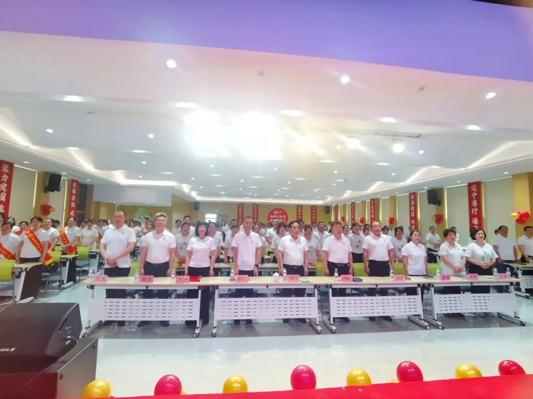 全体起立，唱响《中华人民共和国国歌》