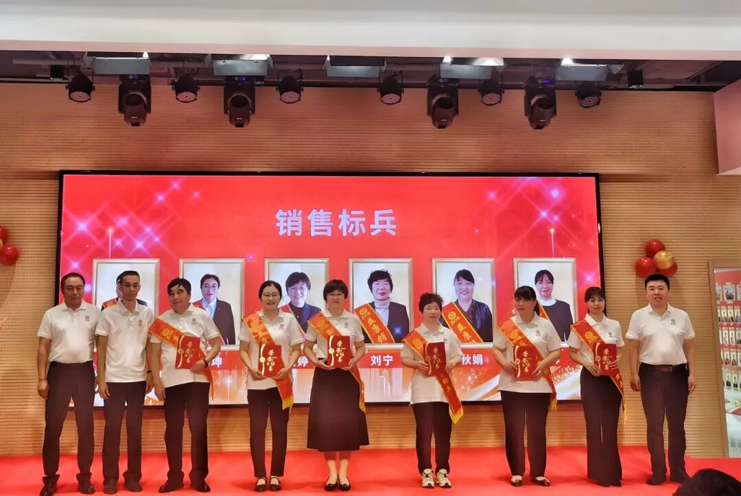 济南益康总公司总经理何海波、益康党委副书记孙延才、食品厂厂长韦玉君共同为获奖者颁奖