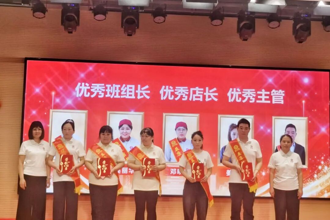 济南益康超市副总经理徐华益康食品厂副厂长黄辉，共同为获奖者颁奖