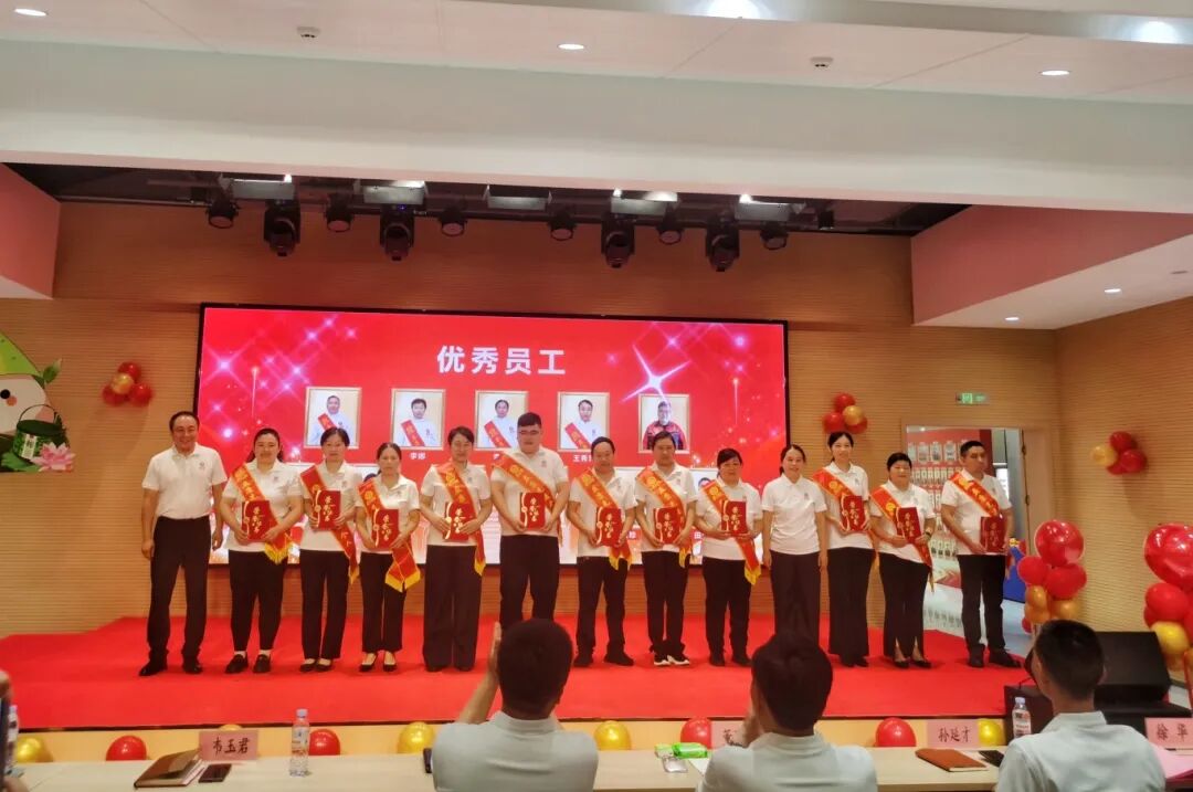 济南市益康食品厂厂长韦玉君济南市益康食品厂副厂长黄辉共同为食品厂&ldquo;优秀员工&rdquo;颁奖