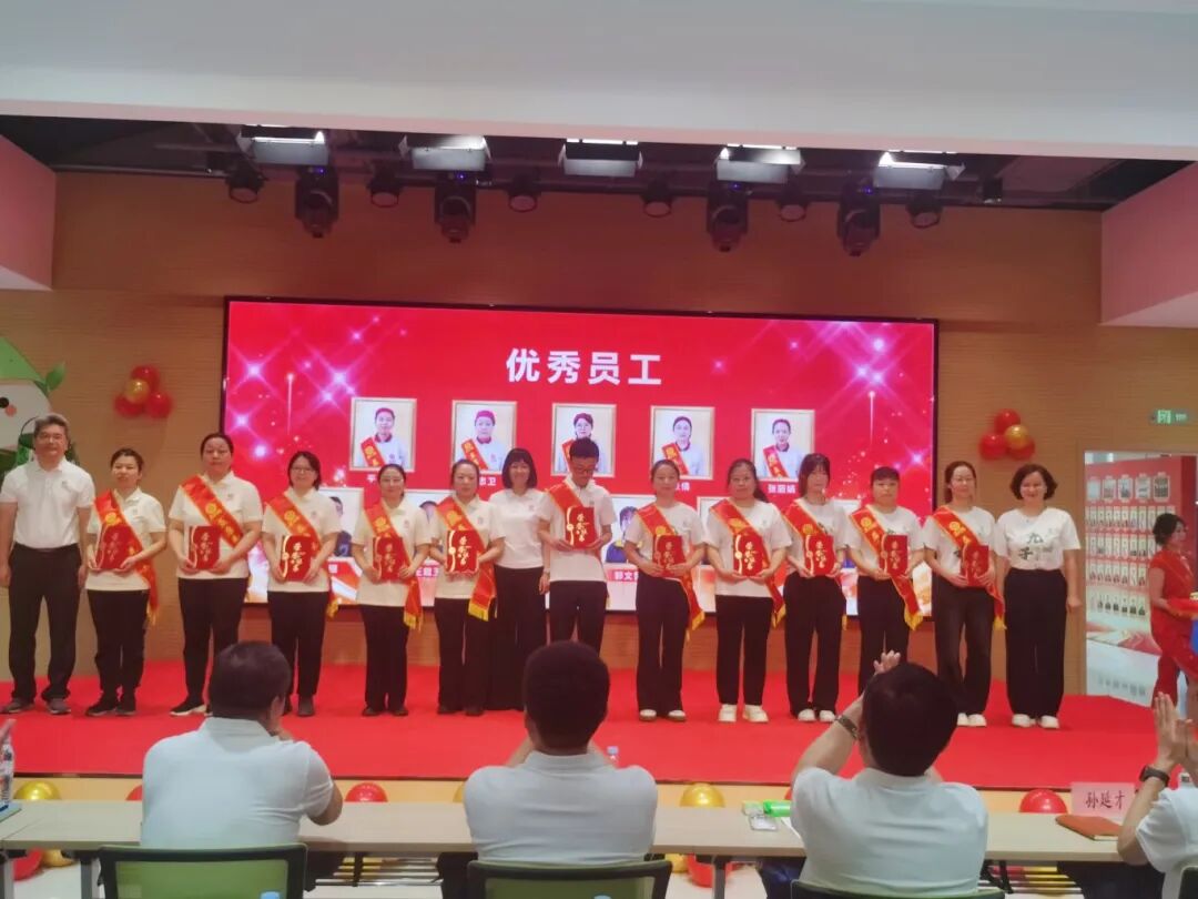 济南益康超市副总经理徐华济南益康总公司开发项目经理杨广舟平阴益邻超市公司总经理孔燕共同为超市&ldquo;优秀员工&rdquo;颁奖