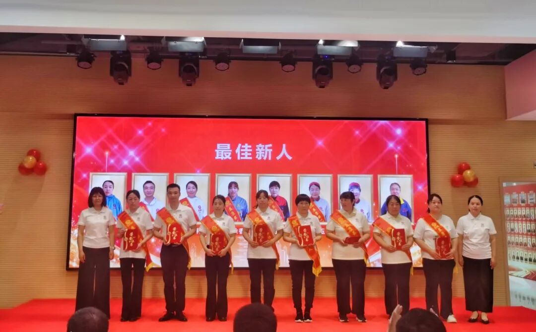 济南益康超市副总经理徐华济南市益康食品厂副厂长黄辉共同为获奖人员颁奖