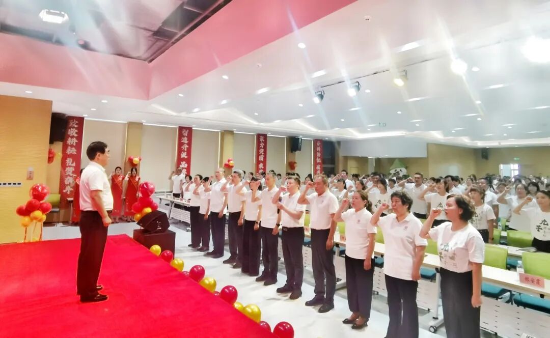 总经理何海波带领全体参会人员庄严宣誓