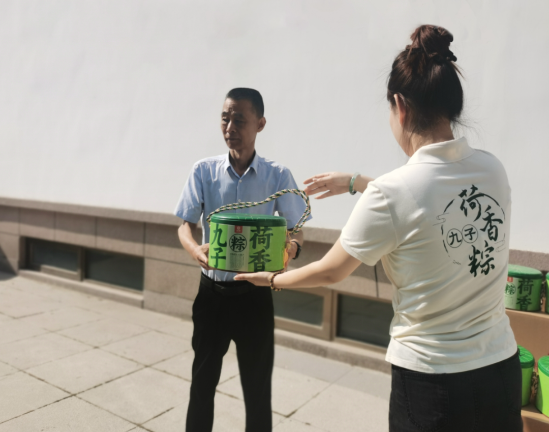 “九子荷香粽”慰问“济南舰” “九子荷香粽”慰问“济南舰”