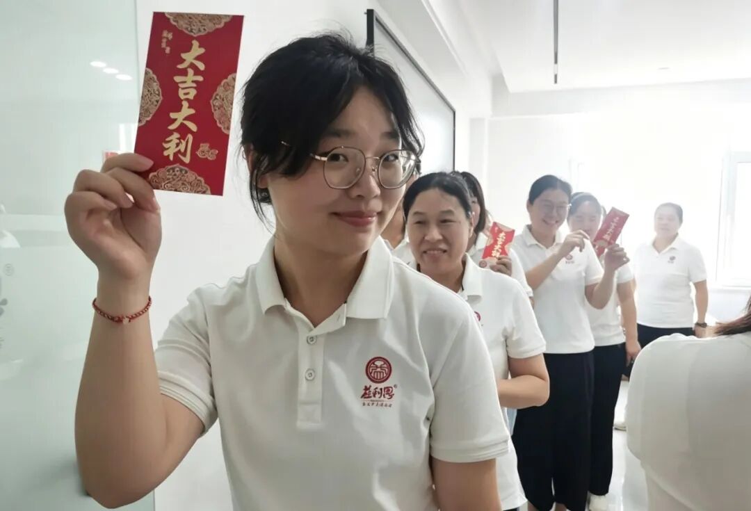 益康月饼开炉红包发放仪式 益康月饼开炉红包发放仪式
