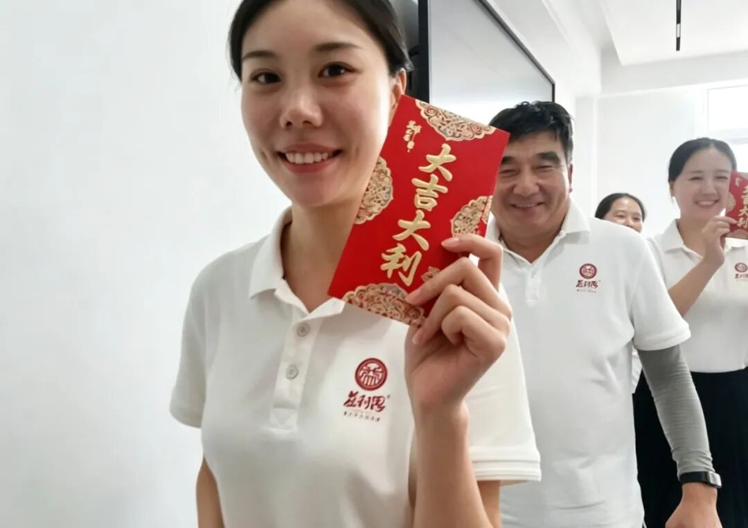 益康月饼开炉红包发放仪式 益康月饼开炉红包发放仪式