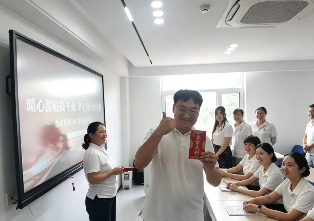 益康月饼开炉红包发放仪式 益康月饼开炉红包发放仪式